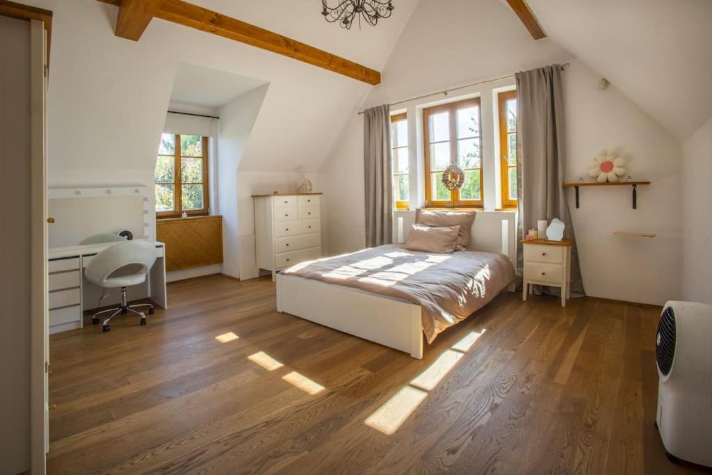 7 Bedroom Secluded Villa Close To Prague Říčany Екстериор снимка